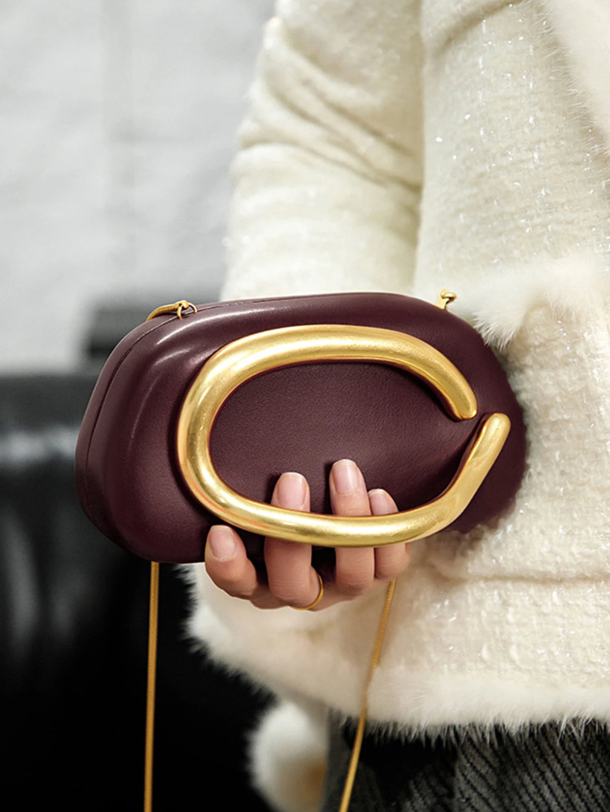 Clutch ovalado de fiesta con cadena y cierre metálico