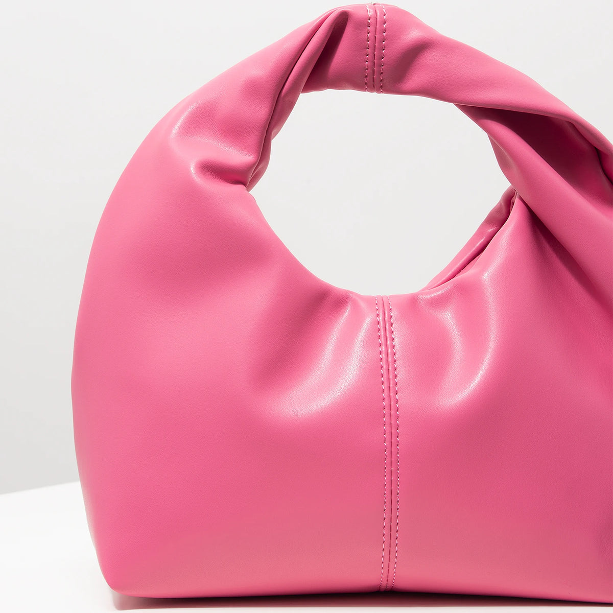 Cartera cuadrada suave con asa retorcida