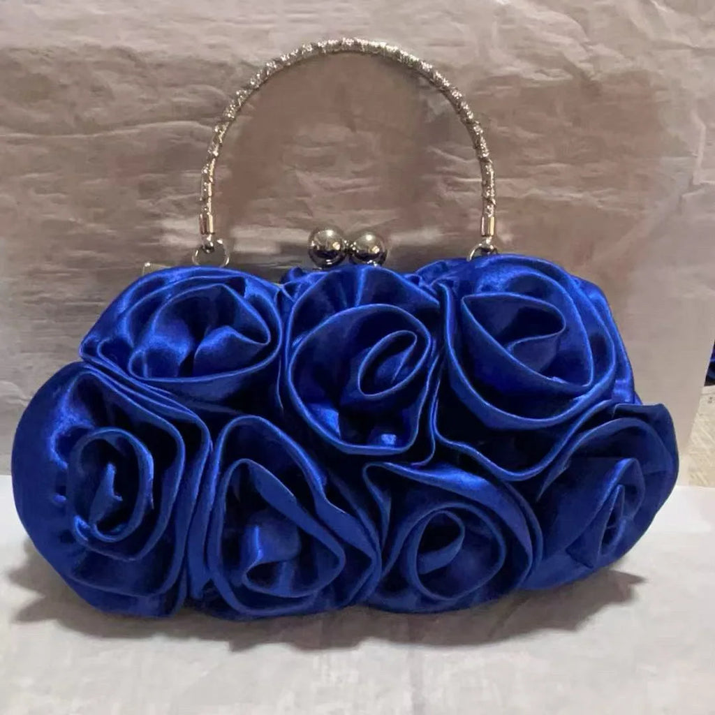 Minaudière rígida con detalle floral y cadena