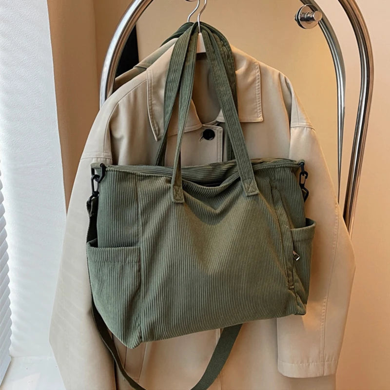 Bolso tote de corderoy con correa ajustable y cierre