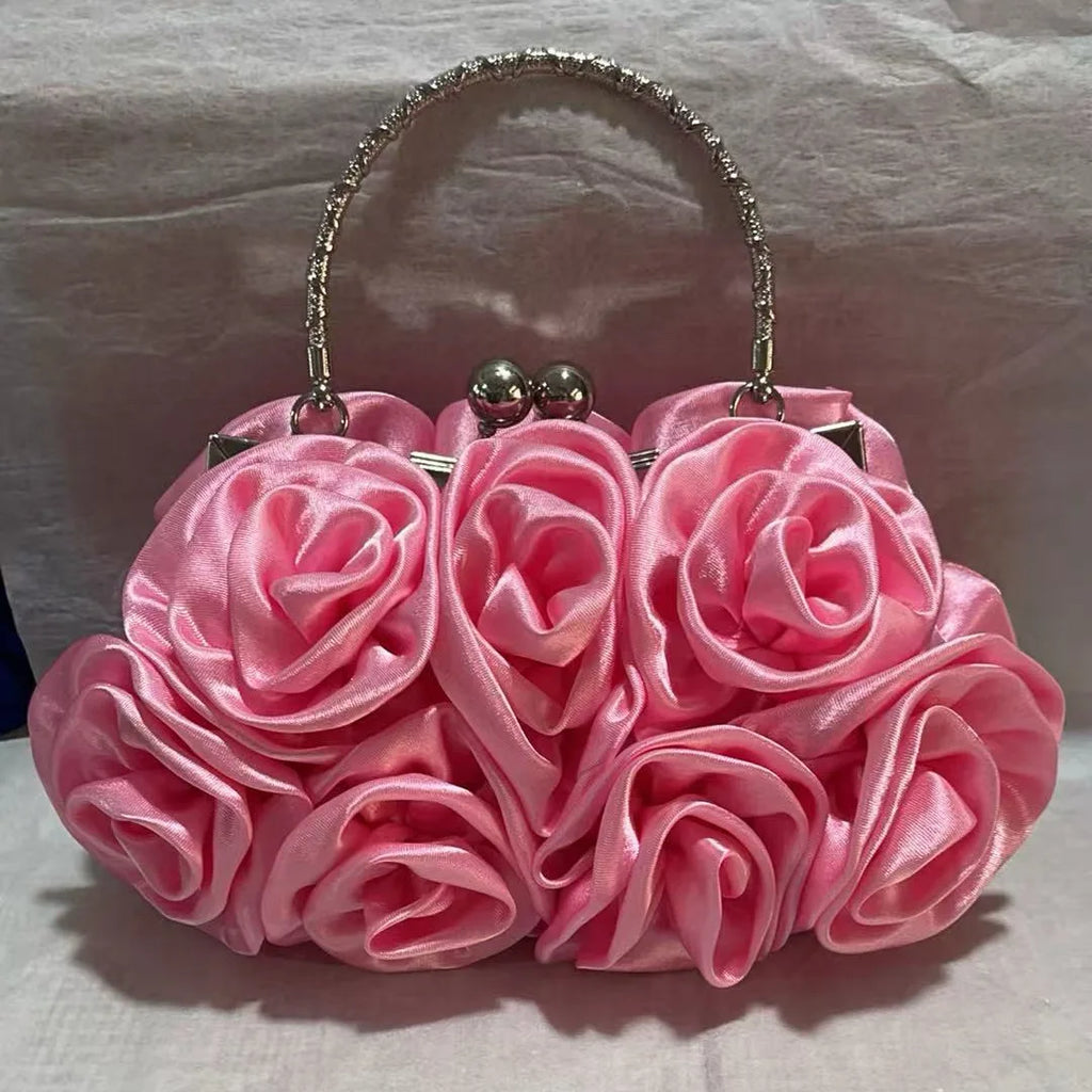 Minaudière rígida con detalle floral y cadena