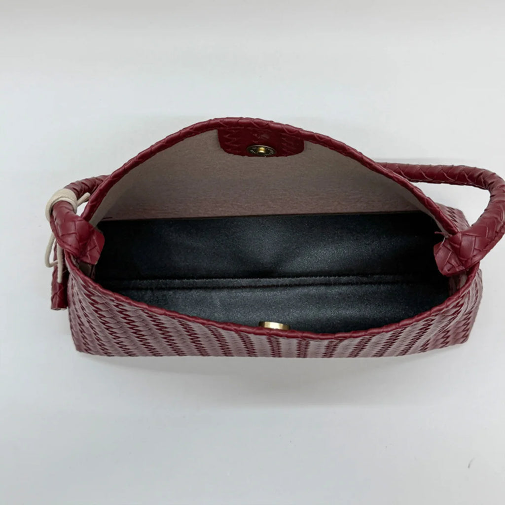 Cartera baguette brillante con textura trenzada