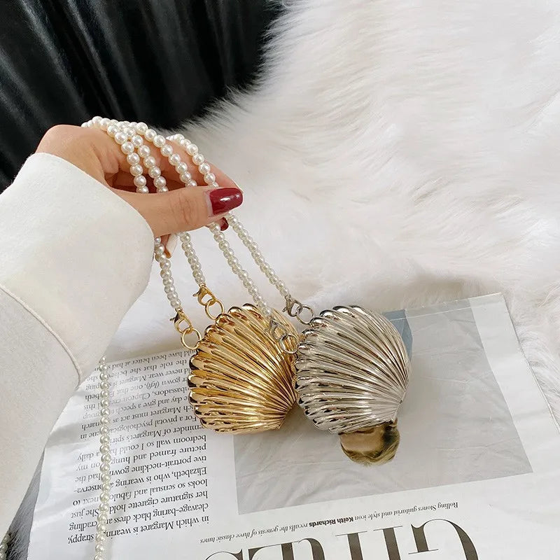 Minaudière metálica mini con cadena cruzada