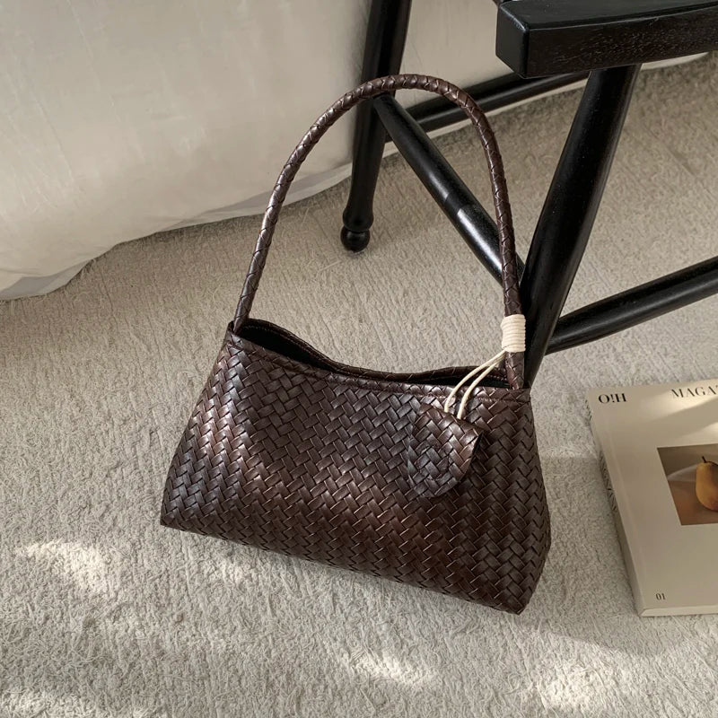 Cartera baguette brillante con textura trenzada