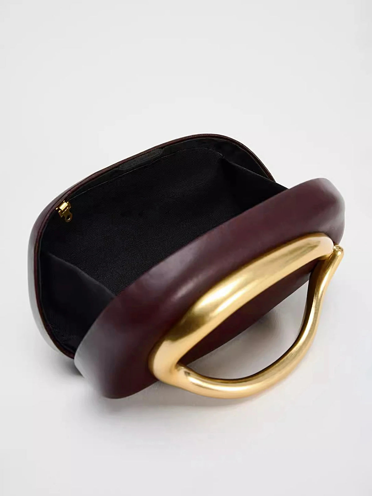 Clutch ovalado de fiesta con cadena y cierre metálico