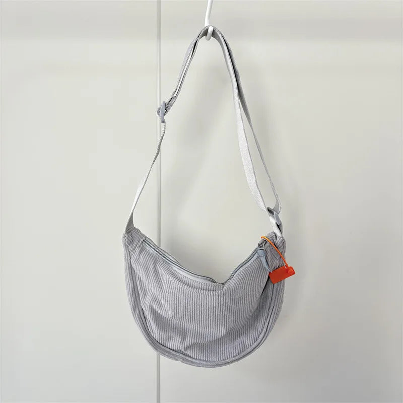 Cartera hobo de corderoy con correa regulable