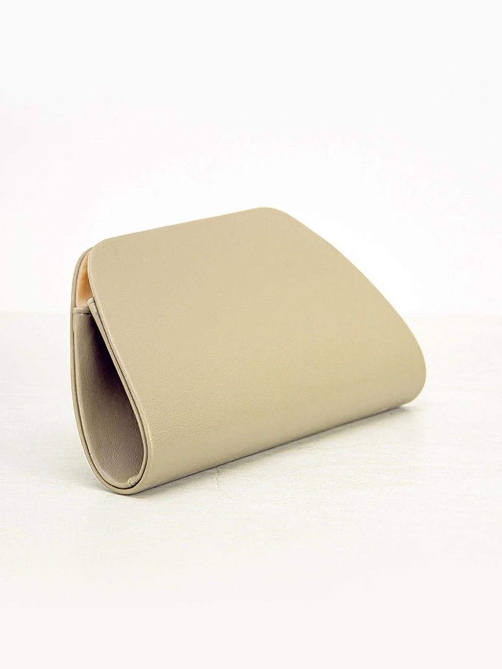Clutch tipo caja con broche dorado y cadena