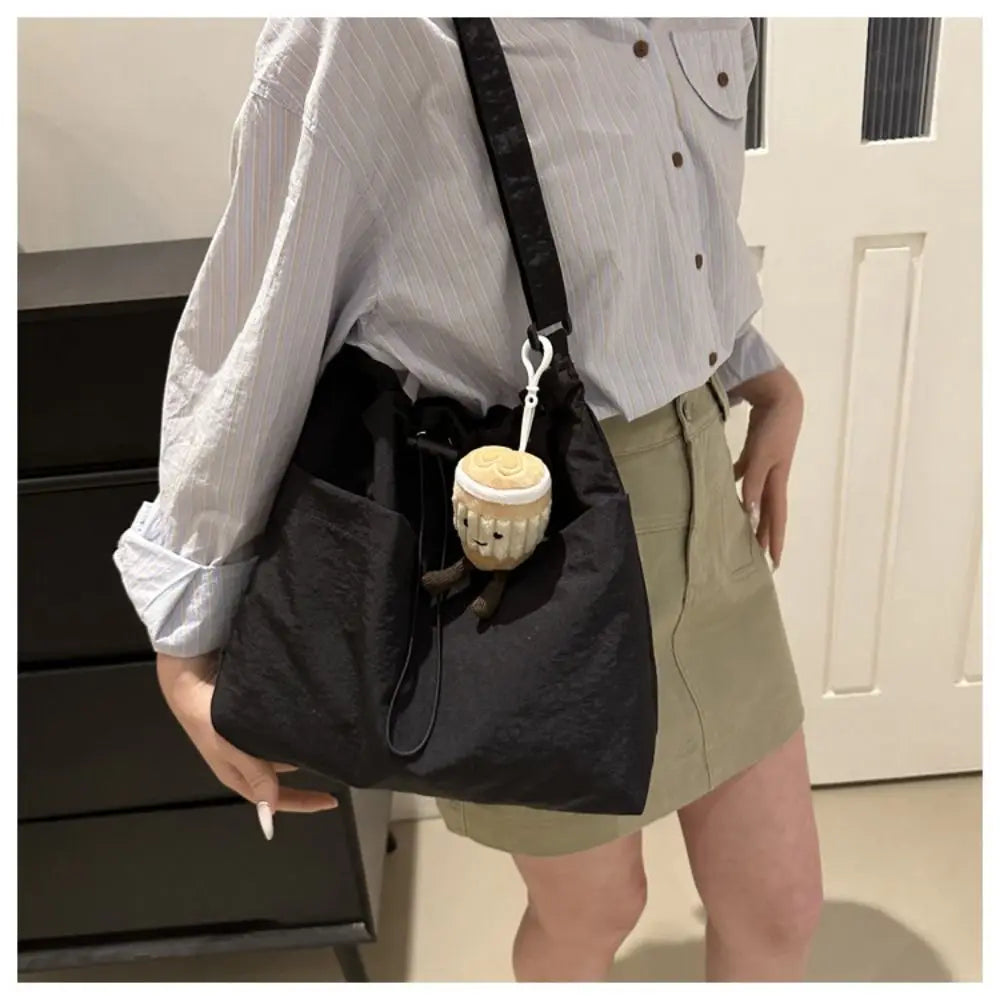 Cartera balde de nylon con cordón y dije opcional