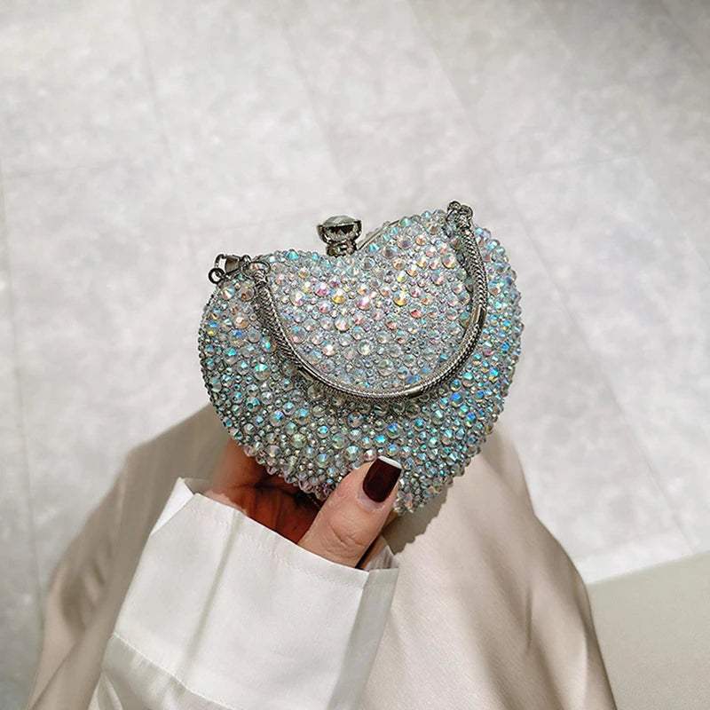 Clutch metálico de corazón con strass