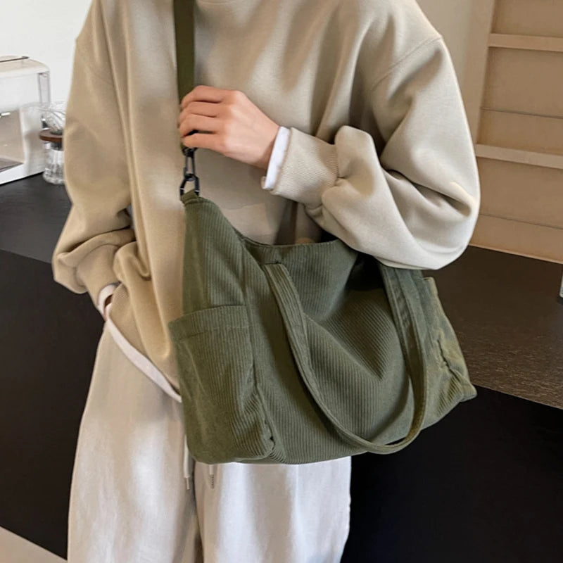 Bolso tote de corderoy con correa ajustable y cierre