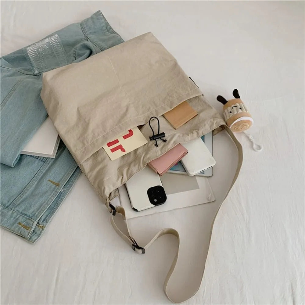 Cartera balde de nylon con cordón y dije opcional