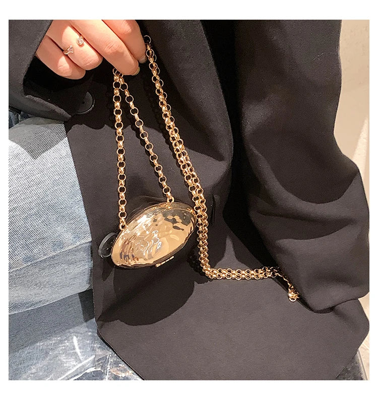 Minaudière metálica mini con cadena cruzada