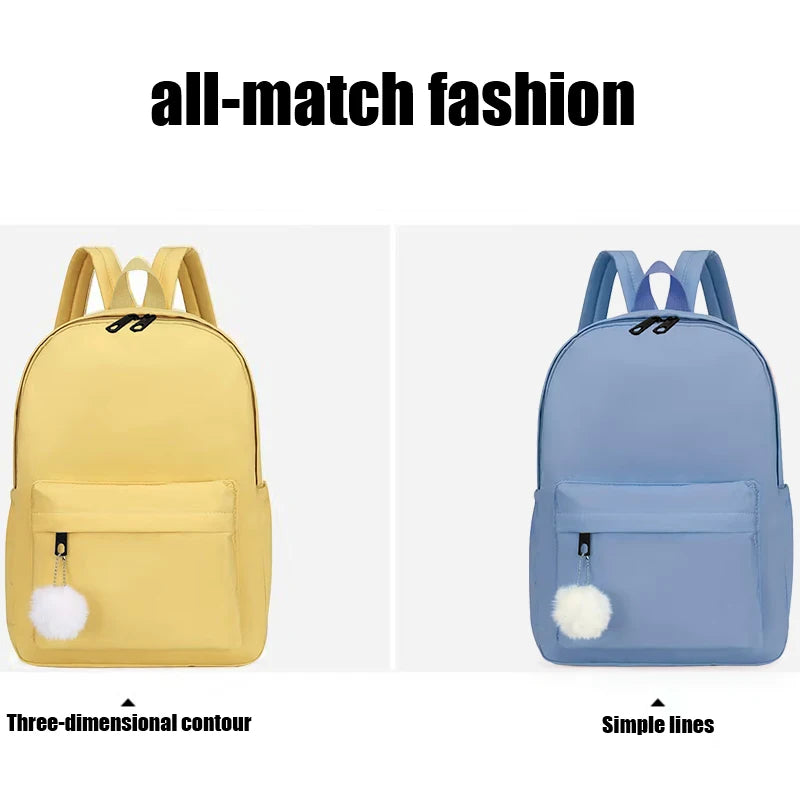 Mochila de nylon con pompón decorativo