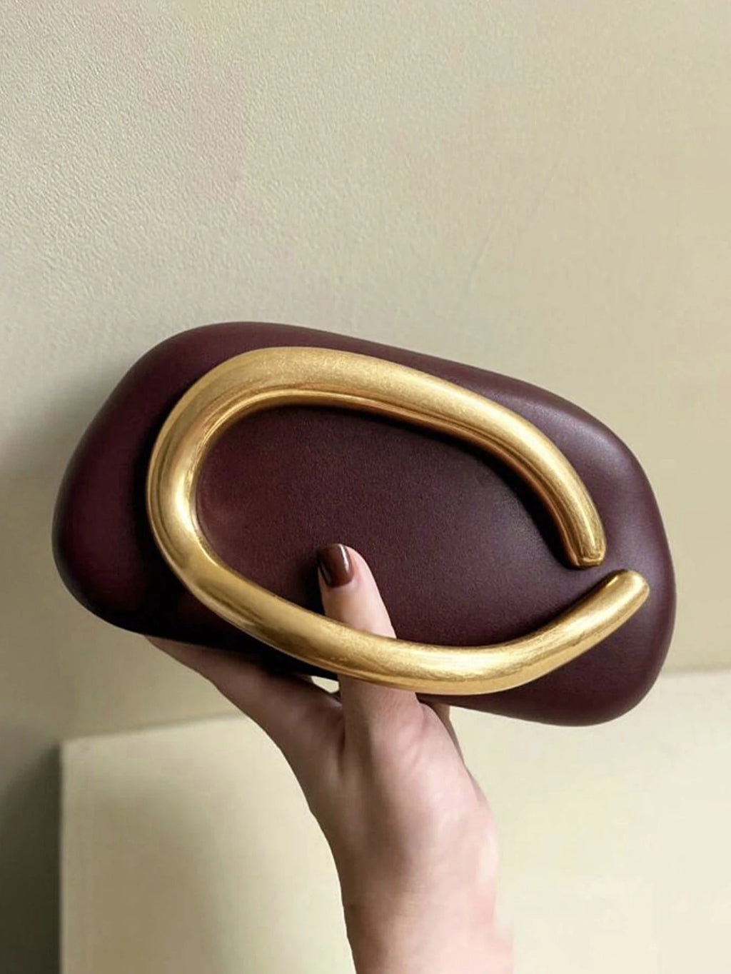 Clutch ovalado de fiesta con cadena y cierre metálico