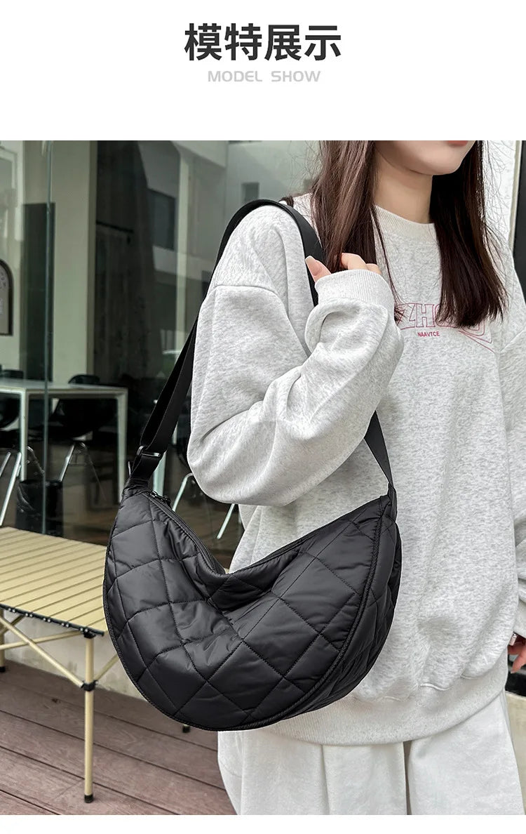 Cartera hobo de nylon con diseño acolchado en rombos