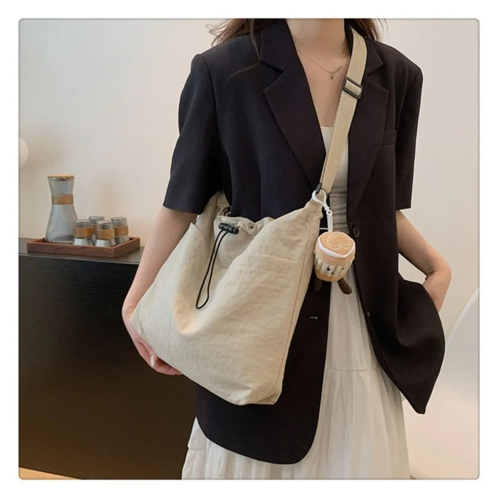 Cartera balde de nylon con cordón y dije opcional
