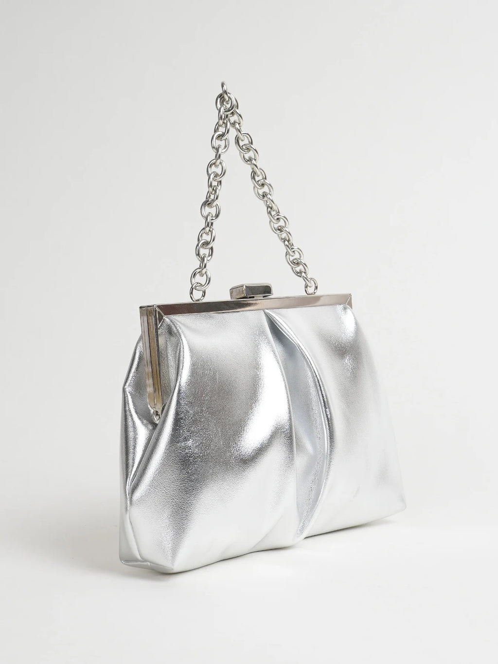 Clutch plisado con broche de marco y cadena