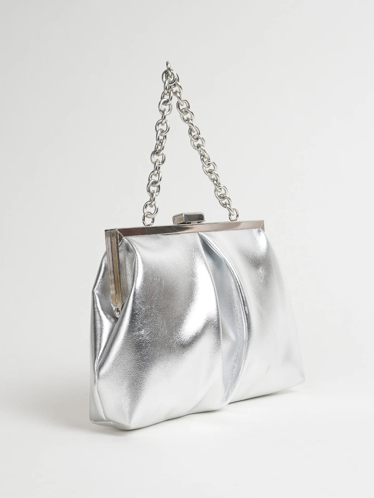 Clutch plisado con broche de marco y cadena