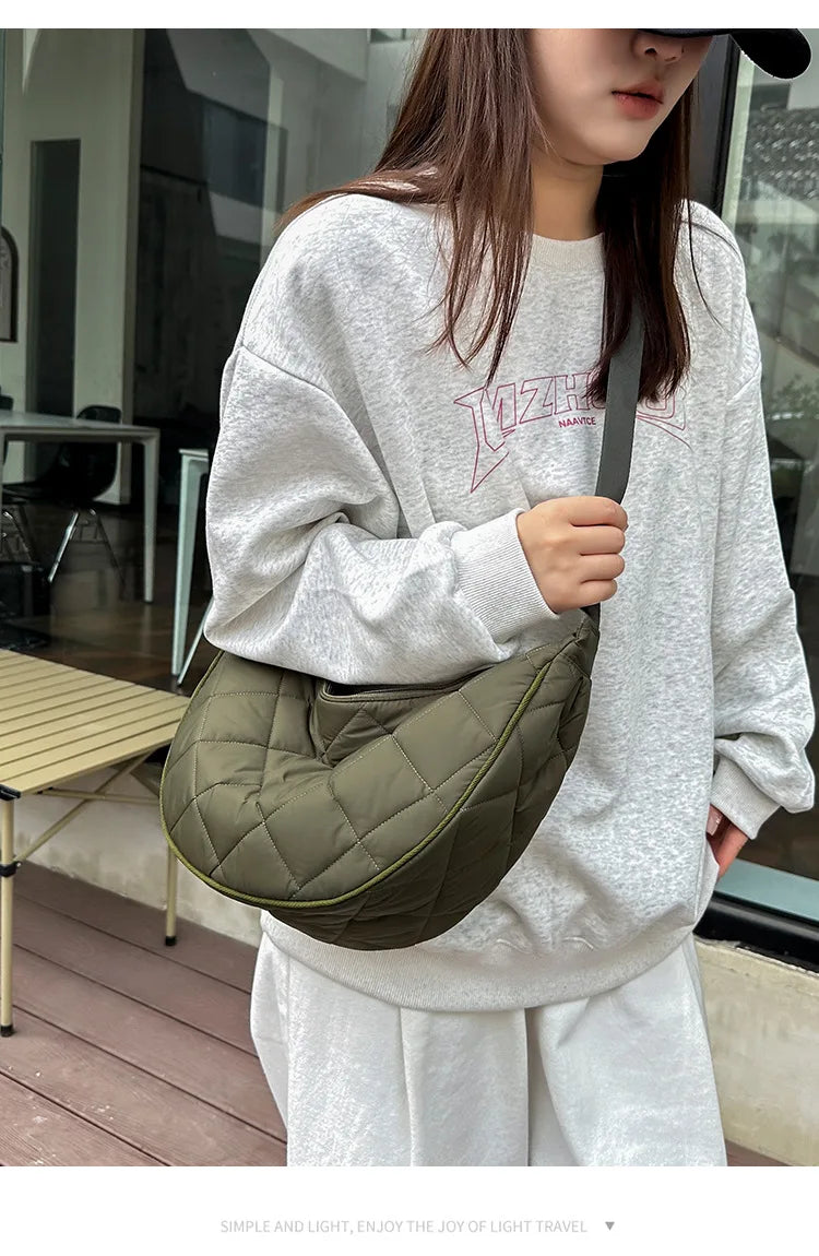Cartera hobo de nylon con diseño acolchado en rombos