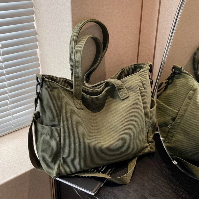 Bolso tote de corderoy con correa ajustable y cierre