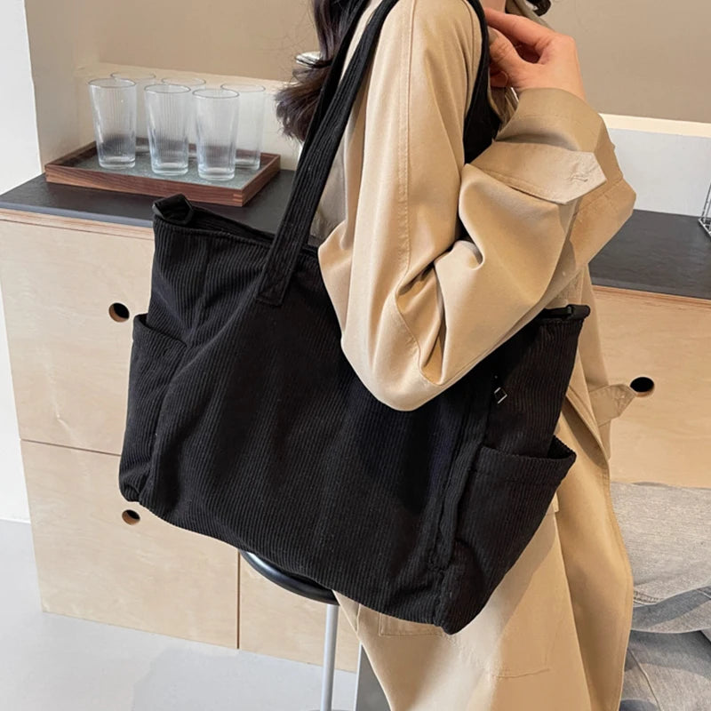 Bolso tote de corderoy con correa ajustable y cierre