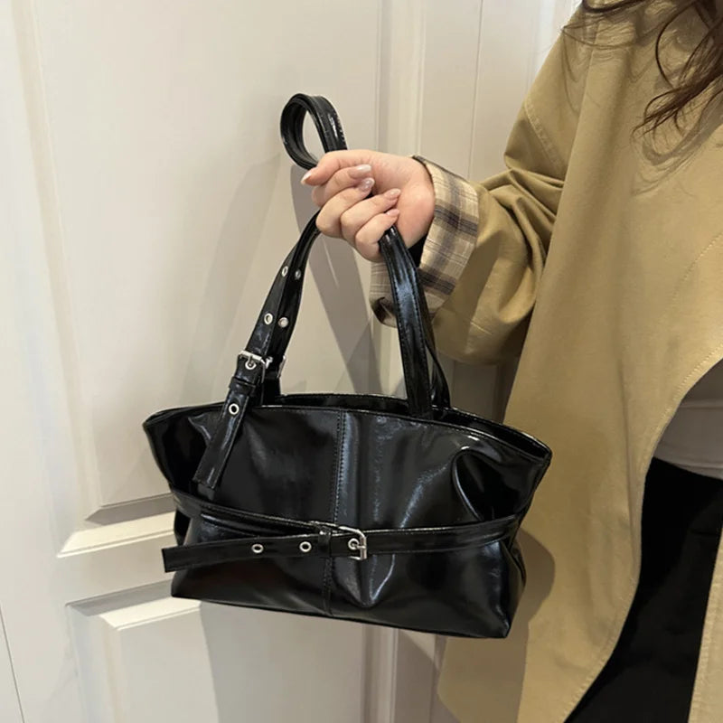 Cartera alargada de PU con dos asas y cierre