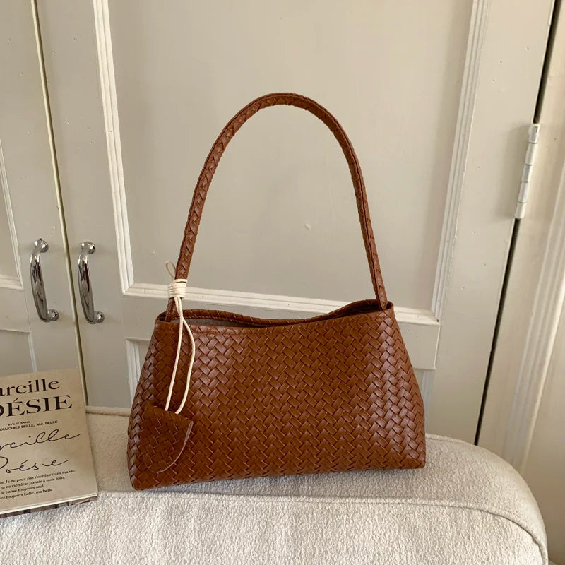Cartera baguette brillante con textura trenzada