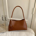 Cartera baguette brillante con textura trenzada