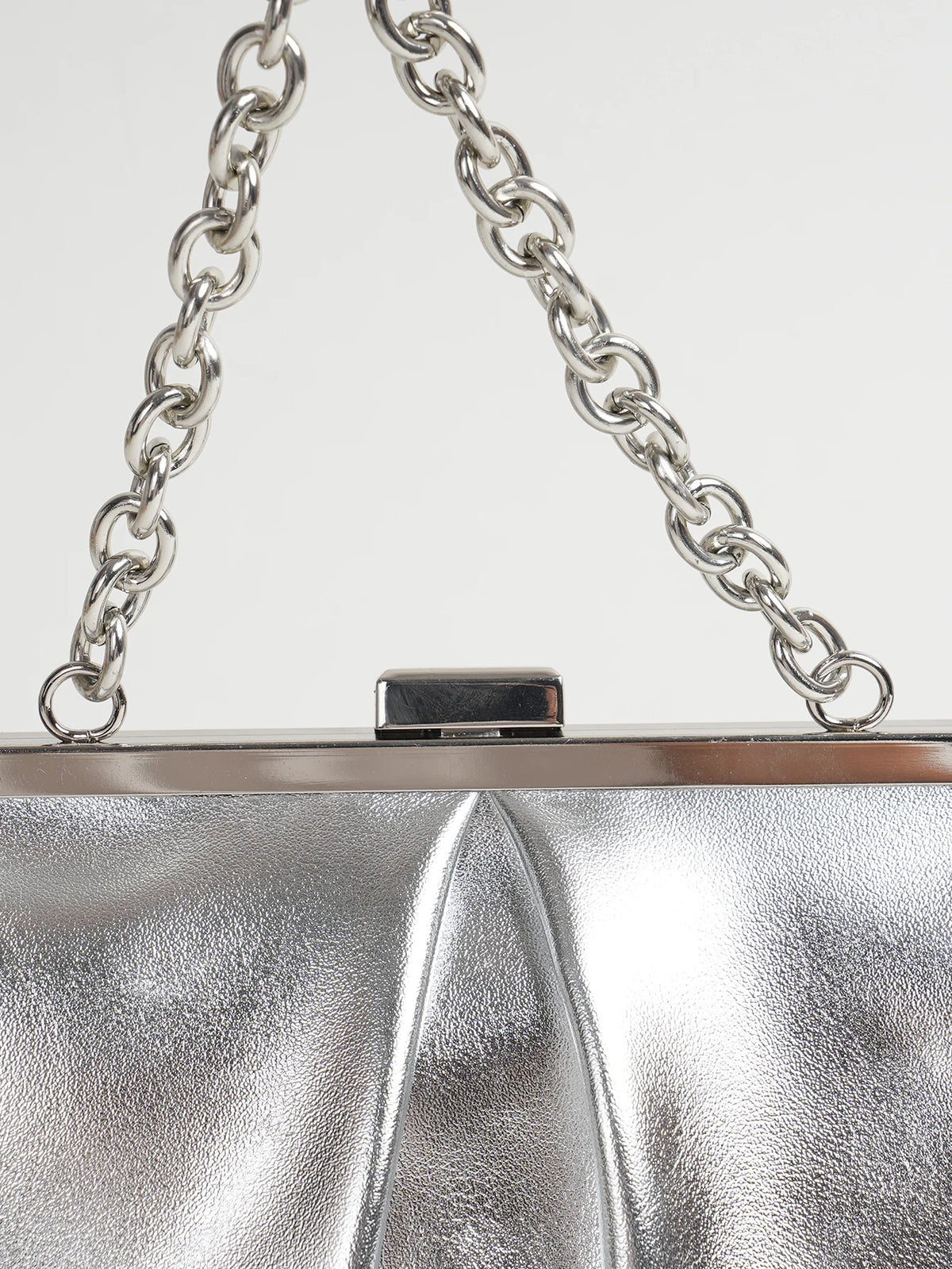 Clutch plisado con broche de marco y cadena