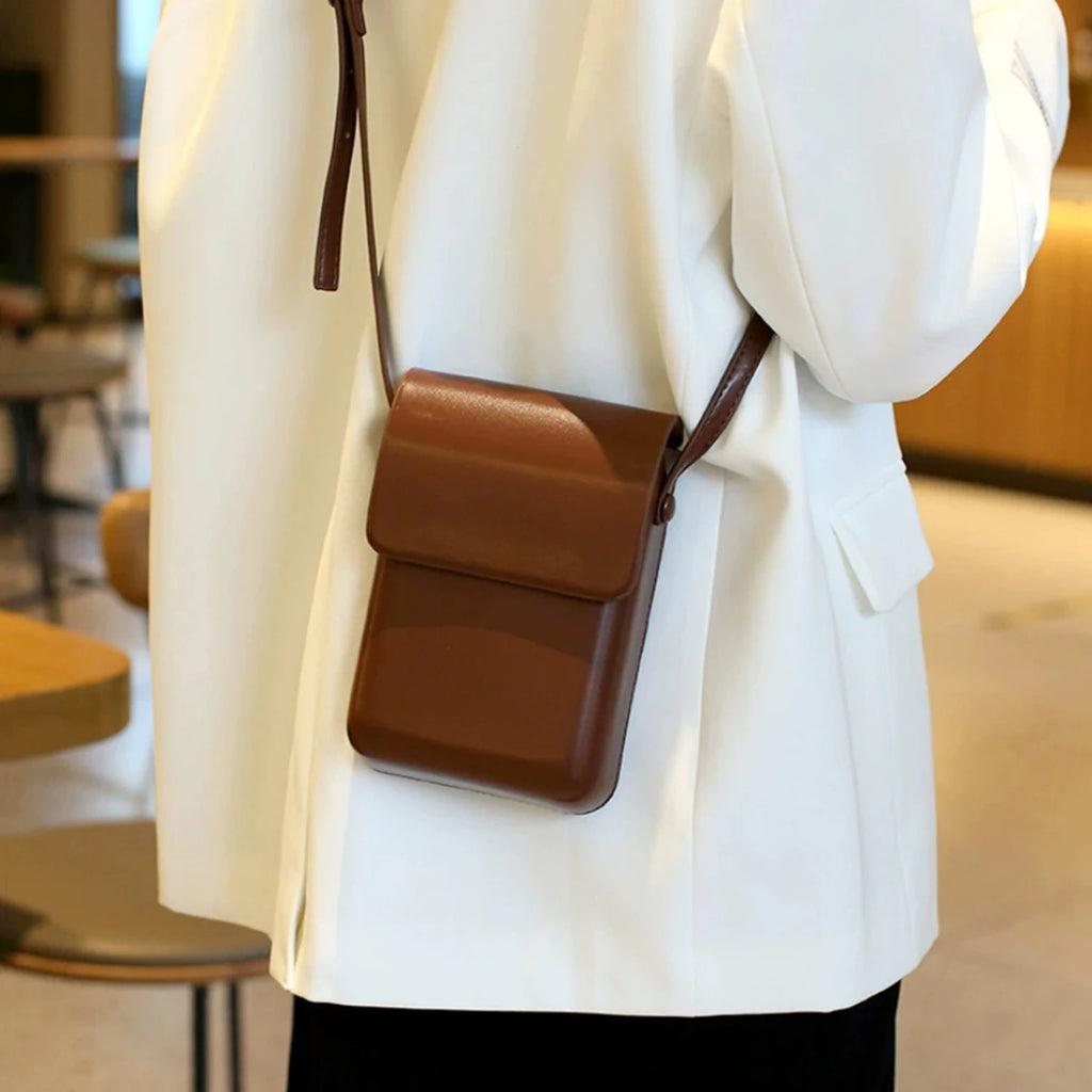 Bandolera vertical de PU con solapa y cuerpo rígido