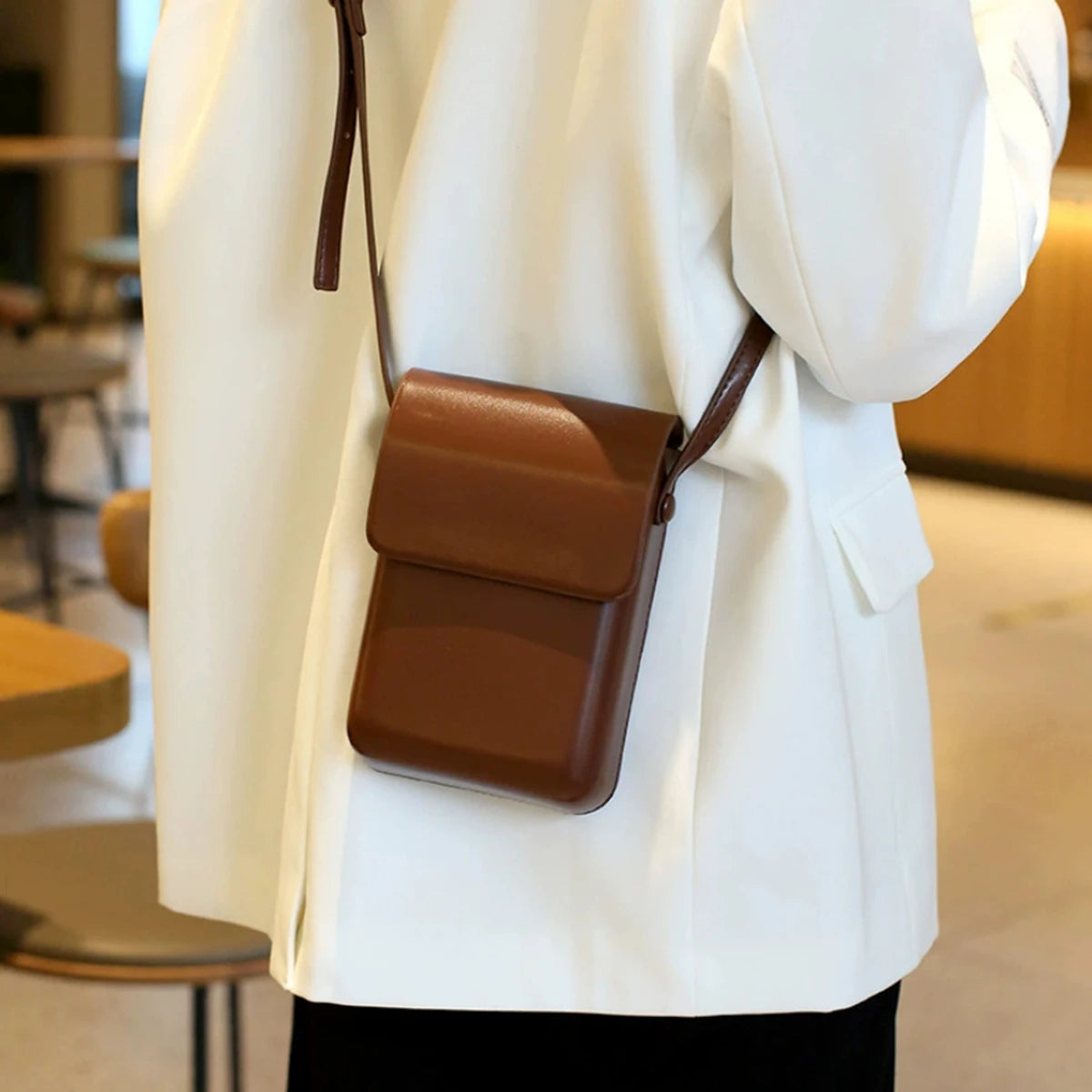 Bandolera vertical de PU con solapa y cuerpo rígido