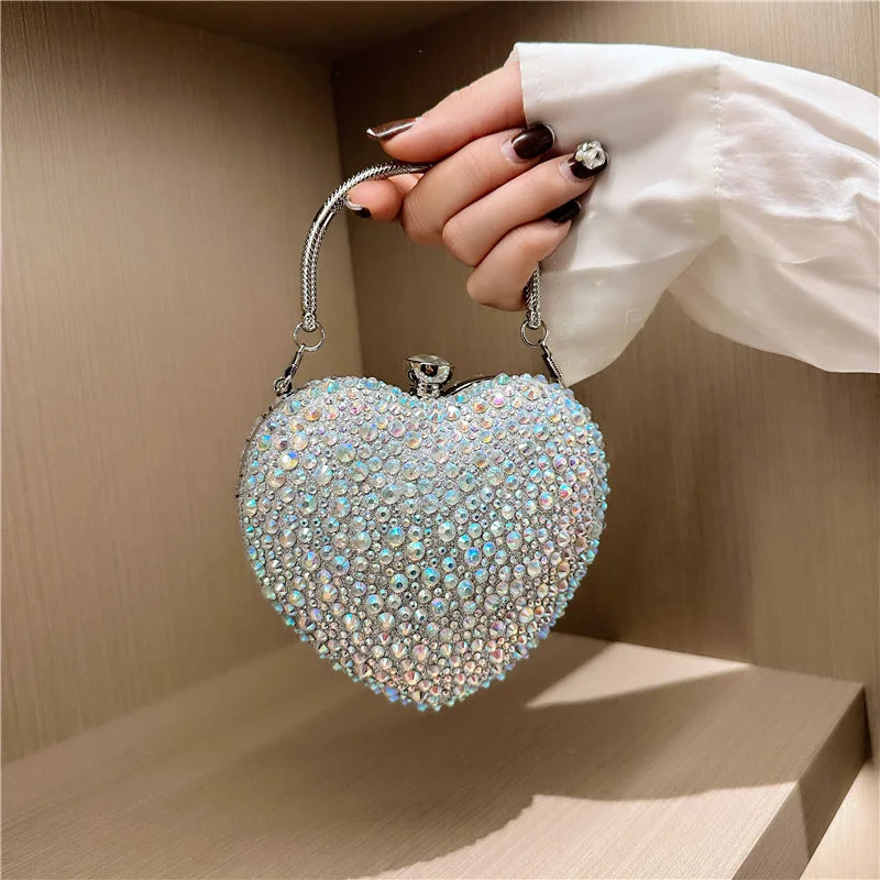 Clutch metálico de corazón con strass