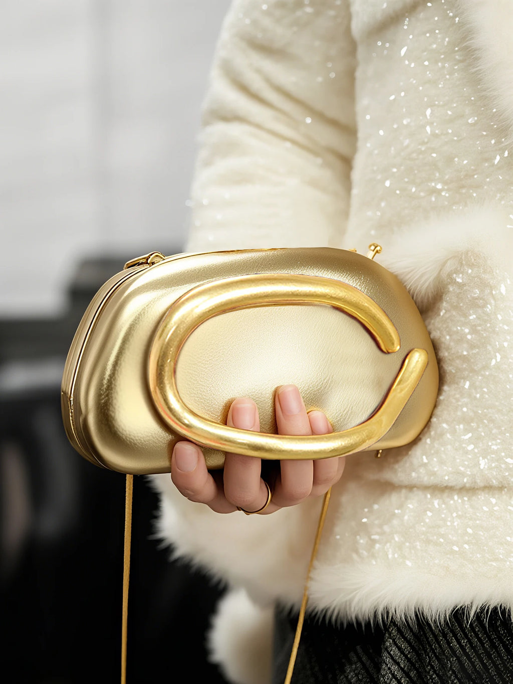 Clutch ovalado de fiesta con cadena y cierre metálico