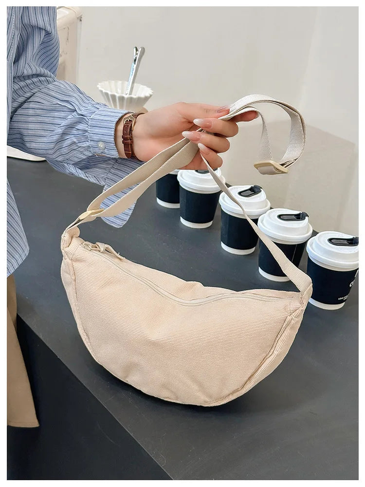 Cartera hobo de corderoy con correa regulable