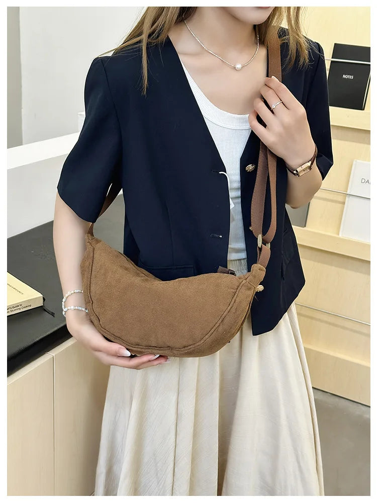 Cartera hobo de corderoy con correa regulable