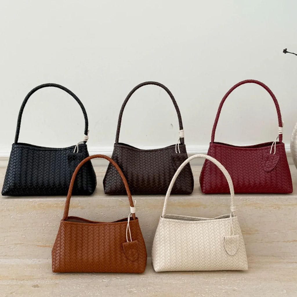 Cartera baguette brillante con textura trenzada