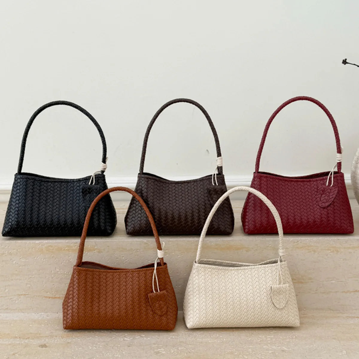 Cartera baguette brillante con textura trenzada