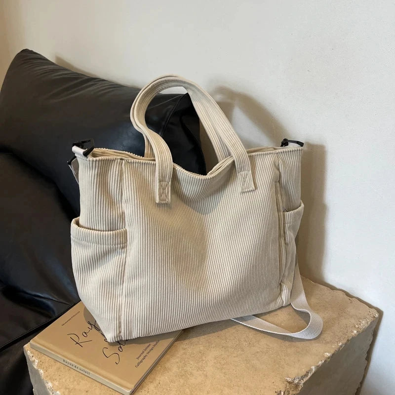 Bolso tote de corderoy con correa ajustable y cierre