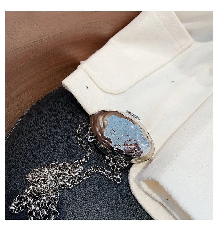 Minaudière metálica mini con cadena cruzada
