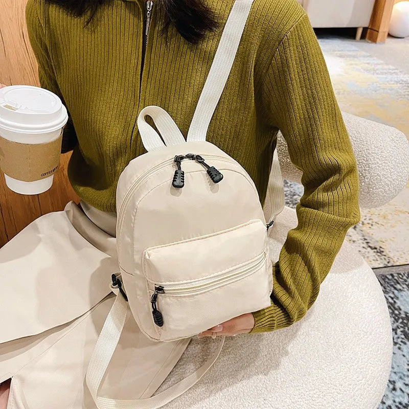 Mini mochila de nylon con bolsillo de solapa