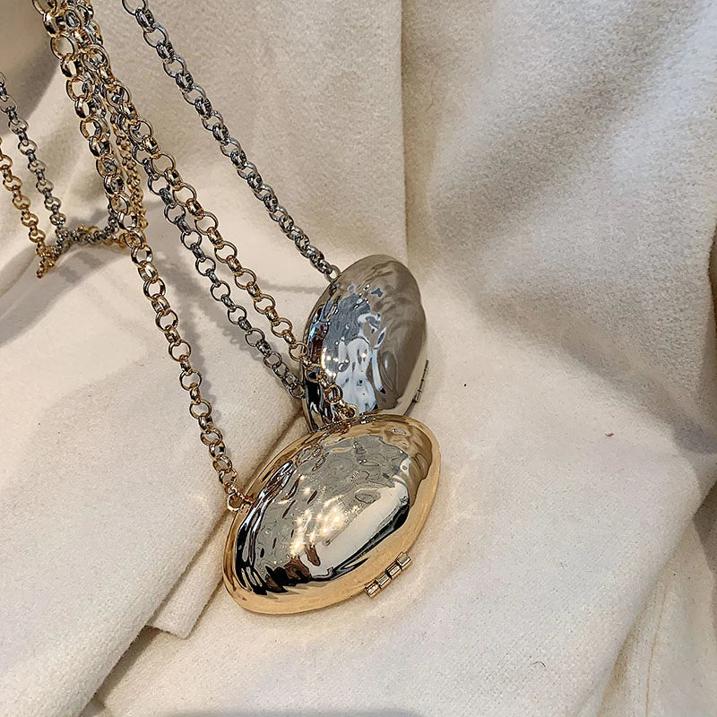 Minaudière metálica mini con cadena cruzada
