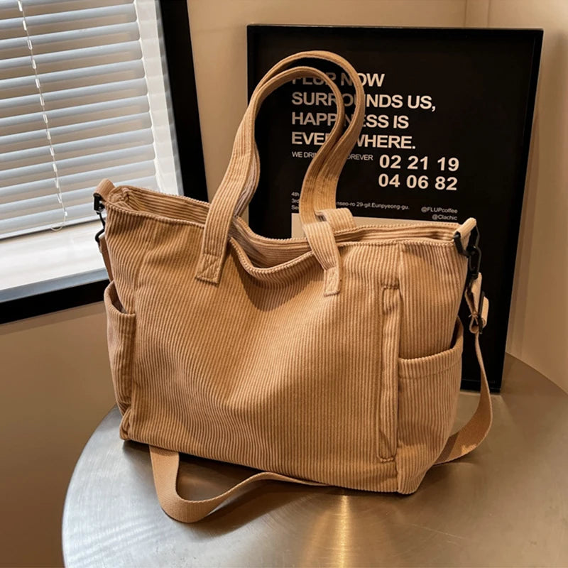Bolso tote de corderoy con correa ajustable y cierre