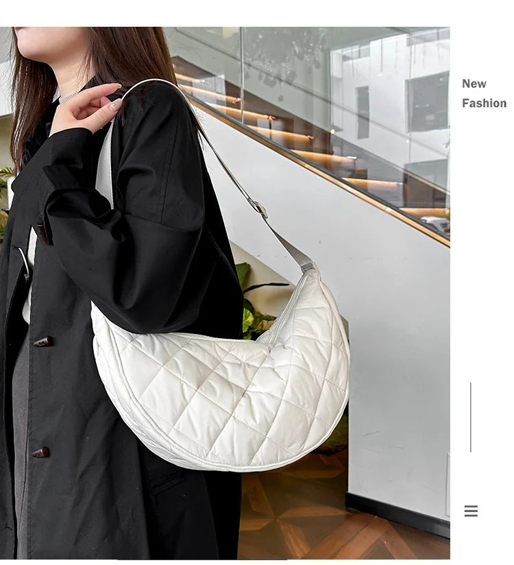 Cartera hobo de nylon con diseño acolchado en rombos