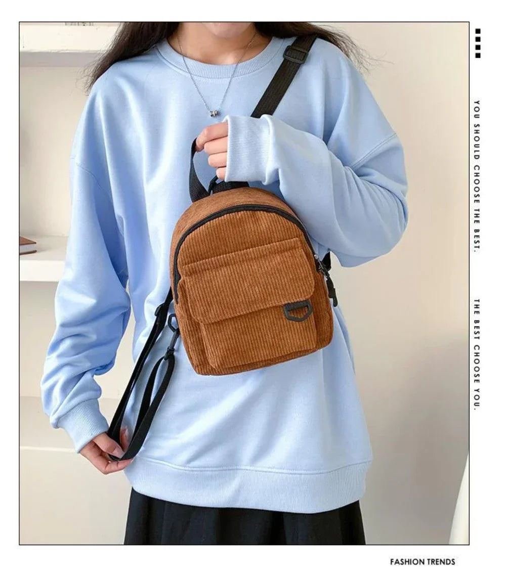 Mini mochila de corderoy con correa regulable
