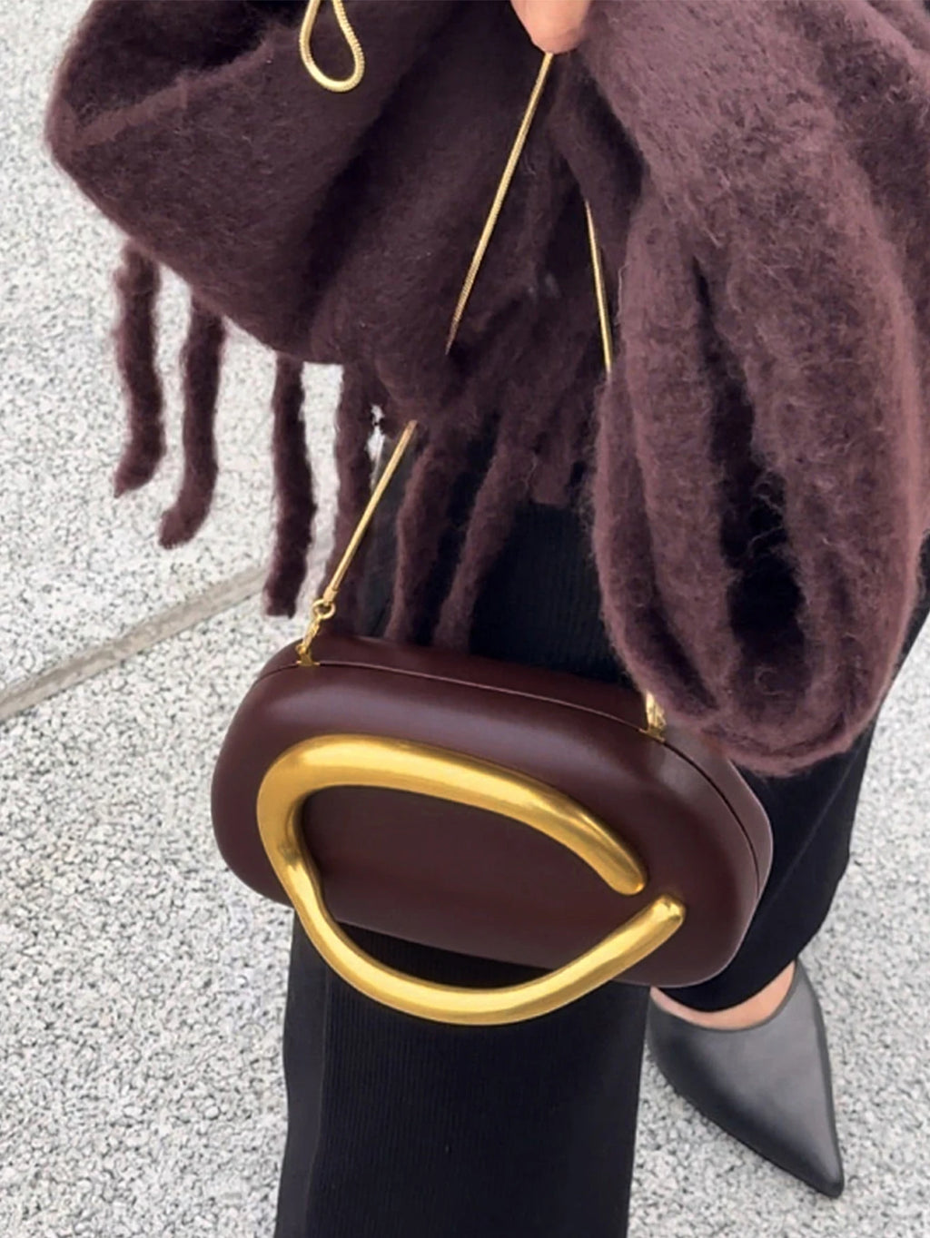 Clutch ovalado de fiesta con cadena y cierre metálico