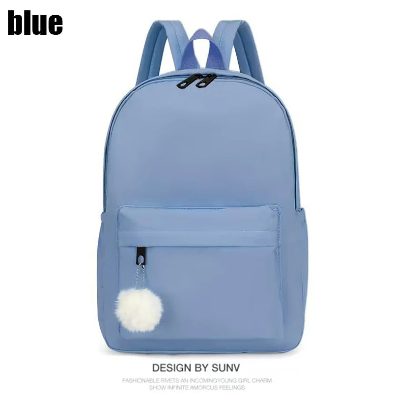 Mochila de nylon con pompón decorativo