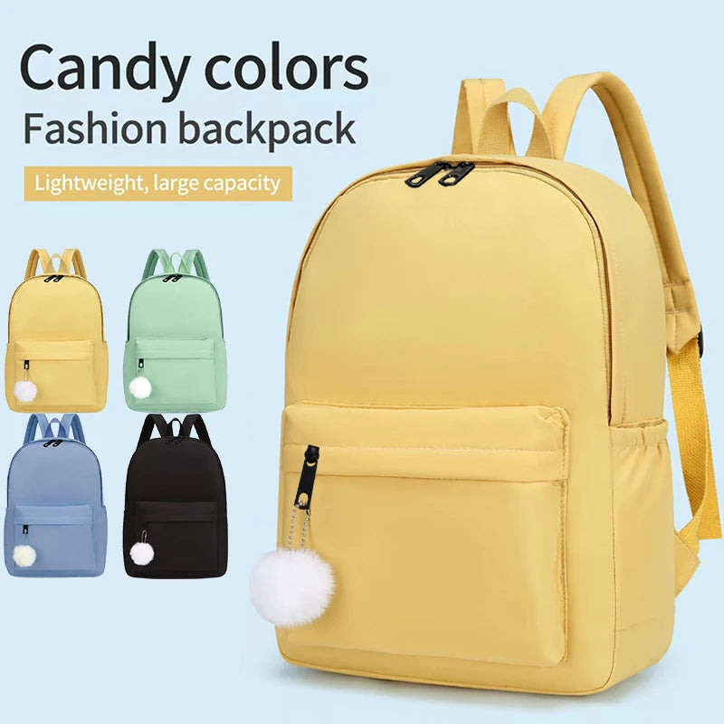 Mochila de nylon con pompón decorativo