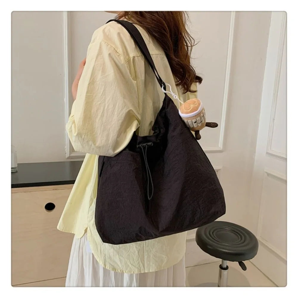Cartera balde de nylon con cordón y dije opcional