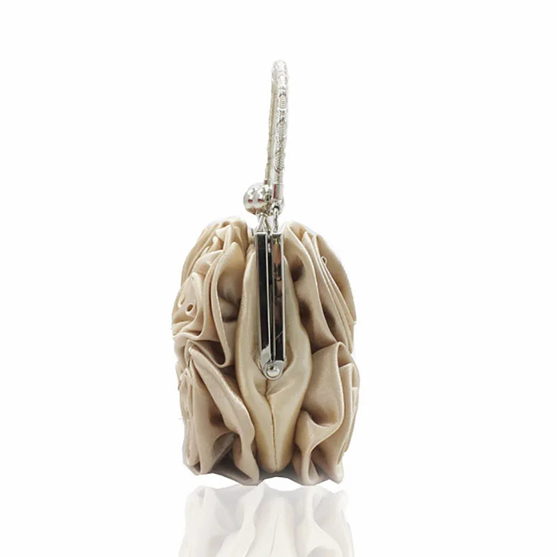 Minaudière rígida con detalle floral y cadena