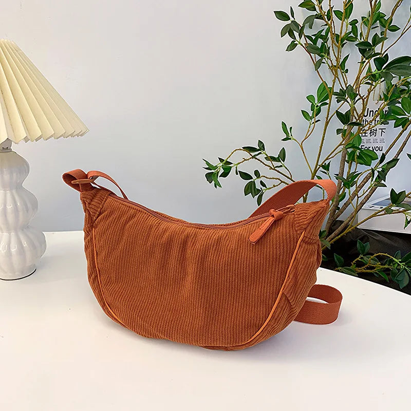 Cartera hobo de corderoy con correa regulable